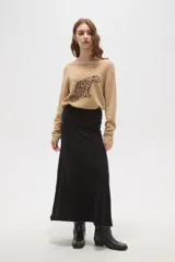 Falda larga de corte recto y tiro alto, confeccionada en tejido de punto con acabado suave y ruedo sin costuras.