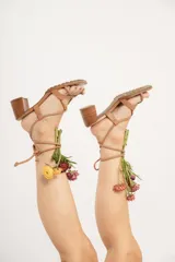 Sandalias de cuero color marrón claro con tiras finas y tacón cuadrado de madera.