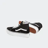 Championes de caña alta Vans Sk8-Hi Tapered Stackform, color negro con detalles en blanco, con suela de plataforma y cierre con cordones.