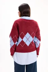 Sweater de punto con escote en V y calce relajado, con diseño de rombos en color bordó y celeste.