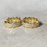 Par de aros tipo argolla dorados con doble hilera de circonitas.