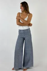 Pantalón de lino azul de corte palazzo.