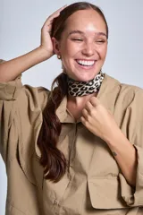 Camisa oversize color beige de manga larga con bolsillos frontales.