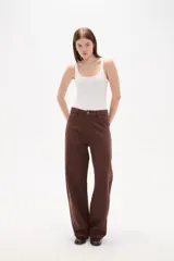 Pantalon jean de corte barrel y tiro medio, en color negro, con diseño de pierna ancha y estructura rígida.