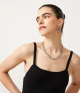 Vestido negro de punto acanalado, corte midi ajustado al cuerpo, con escote cuadrado y tirantes finos.