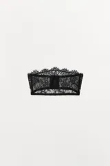Bralette tipo bandeau negro, confeccionado en encaje suave con diseño floral. Presenta escote recto, hombros descubiertos y cierre de ganchos metálicos en la espalda.
