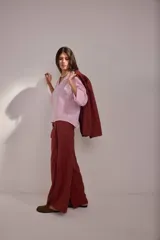 Blusa de lino color lila, de corte relajado y mangas largas amplias, con escote en V y ruedo curvo.