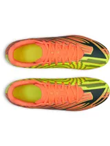 Championes de futbol Under Armour U Shadow Club 4 FG con diseño estampado en tonos naranja, negro y amarillo. Presentan parte superior sintética suave, cordones centrales y suela con tacos cónicos para césped natural.