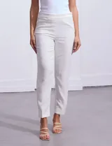 Pantalón de crepe color blanco, marca Zac & Rachel, con bolsillos inclinados delanteros y bolsillos ojal traseros.