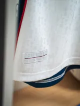 Camiseta de arquero Umbro del Club Nacional de Football, temporada 2026. Diseño azul marino con detalles en blanco y rojo en cuello y hombros. Incluye logo de Umbro, escudo del club y sponsors impresos en el frente y mangas.