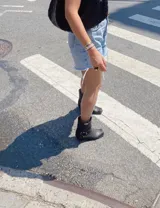 Bota estilo tejana de cuero vacuno color bordó, con detalle de argolla metálica y remaches decorativos.