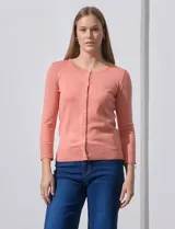 Cardigan blanco de tejido fino con abertura central y botones.