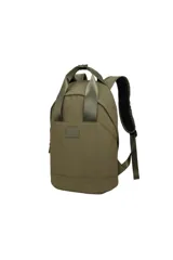 Mochila verde militar con doble asa superior de mano y correas ajustables para la espalda. Cuenta con un bolsillo frontal con cierre y un parche de goma con la marca.