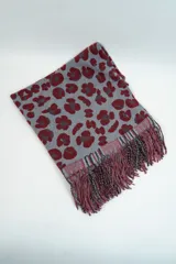 Chalina rectangular gris con estampado de flores rojas y flecos en los extremos.