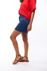 Bermuda de jean azul oscuro, tiro alto y corte recto.