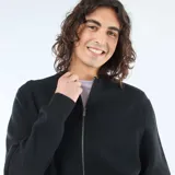 Cardigan de punto color negro con cuello alto y cierre frontal completo. Presenta puños y ruedo acanalados.