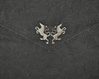 Remera de corte oversize con efecto de lavado stone wash, cuello redondo y bordado central en color blanco con diseño de dos leones enfrentados.