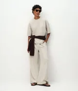 Pantalón wide leg color beige, con cintura elástica y corte holgado de caída fluida.
