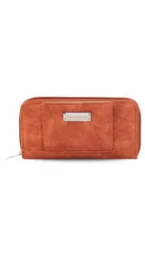 Billetera larga de diseño combinado en tonos terracota y beige, confeccionada en material sintético con textura tipo gamuza y lisa. Cuenta con cierre perimetral, solapa frontal con broche a presión y visor para documentos, además de múltiples compartimentos internos para tarjetas, billetes y monedero con cierre.