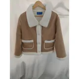 Campera tipo gamulán de color beige con forro y detalles de corderito sintético blanco en cuello, puños, bolsillos y ruedo. Presenta cierre frontal con botones y dos bolsillos frontales con solapa.