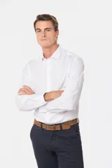 Camisa blanca de vestir entallada y sin bolsillo.