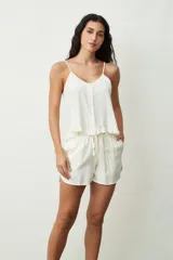 Short blanco de tiro medio, con cintura elástica y cordón ajustable delantero.