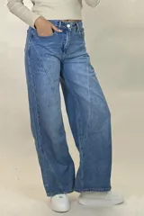 Pantalón de jean estilo wide leg color azul claro, con diseño de costuras diagonales en el frente, tiro alto y cierre frontal con botón.