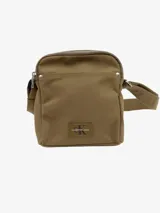 Bolso bandolera Calvin Klein Jeans color marrón, estilo reportero, confeccionado en lona de poliéster reciclado. Cuenta con correa ajustable, cierre de cremallera, bolsillo exterior y etiqueta tejida con el logo de la marca.