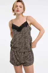 Musculosa de satén con estampado animal print, escote en V con detalle de encaje negro y tirantes finos.