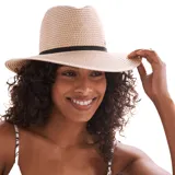 Sombrero de paja color beige con cinta negra alrededor de la base de la copa.
