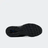 Championes New Balance modelo 740 color negro, confeccionados con malla transpirable y superposiciones sintéticas, con la característica "N" en los laterales y tecnología ABZORB en la suela.