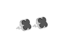 Caravanas de plata 925 con diseño de flor de cuatro pétalos en color negro.