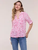 Camisa de corte holgado con estampado de manchas en tonos rosados sobre base blanca, cuello camisero, cierre frontal con botones y mangas tres cuartos.