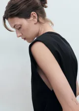 Camiseta sin mangas negra, de corte recto con cuello redondo y hombreras incorporadas.