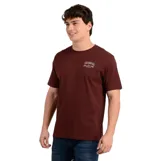 Remera de manga corta color bordó con cuello redondo y pequeño logo estampado en el pecho.