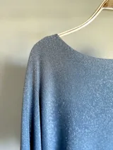 Sweater italiano tejido en hilo con lurex color dorado, de calce oversized y talle único.