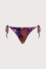 Bombacha de bikini con estampado de hojas en tonos púrpura y cobre, con tiritas laterales ajustables y ribetes decorativos.