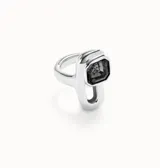 Anillo de aleación de metales con baño de plata de ley, presenta un diseño moderno con un cristal negro de corte rectangular engastado.