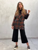 Tapado largo con diseño de cuadros en tonos verde y naranja, de textura suave y abrigada.