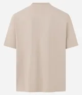 Remera de algodón color beige, corte relaxed (holgado), manga corta y cuello redondo. Presenta un pequeño estampado localizado con lettering estilizado en el pecho.