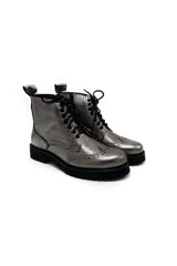 Borcego acordonado color gris plomo de cuero con detalles calados y suela track negra. Cuenta con cierre en el lateral.