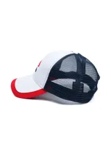Gorra Trucker Umbro del Club Nacional de Football, modelo Elite. Diseño combinado en rojo y azul marino, con red trasera y visera curvada bicolor. Incluye el logo de Umbro y la palabra 'Nacional' bordados en el frente.