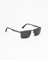 Lentes de sol unisex con montura rectangular de metal color marrón oscuro y cristales polarizados marrones con protección UV400. Incluye funda de tela.