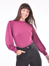 Polera negra de cuello alto y mangas largas abullonadas.