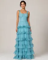 Vestido largo celeste con cuerpo estilo corsé bordado con abalorios y varillas de sujeción, escote cuadrado, tirantes anchos y falda larga con múltiples volantes en capas.