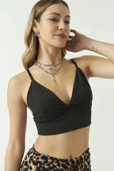 Top negro de triángulos con breteles finos y escote en V.