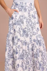 Falda larga de algodón con estampado floral en tonos azules sobre fondo blanco.