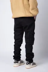 Pantalón cargo negro con múltiples bolsillos laterales y ajuste en los tobillos.