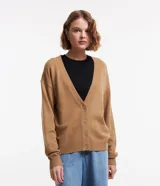 Cardigan de punto color tostado con cuello en V, cierre frontal con botones y mangas largas. Presenta puños y ruedo acanalados.