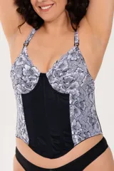 Corset largo de encaje bicolor blanco y negro con ballenas, aro y breteles regulables. Confeccionado en tela reforzada y ganchos en la espalda.